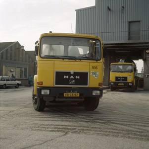 849356 Afbeelding van twee betonauto's op het terrein van de betonmortelfabriek BEFU B.V. (Elektronweg 40) te Utrecht.